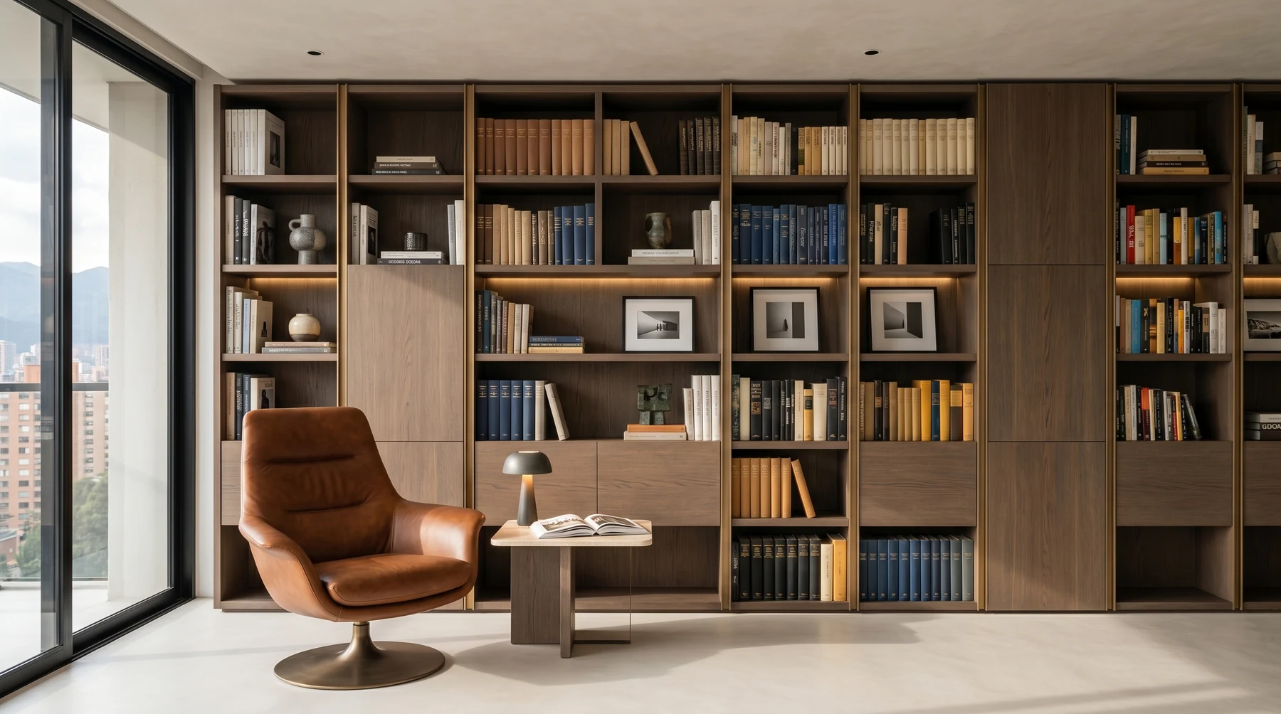 Biblioteca empotrada de madera y bronce que define la zona de estudio en apartamento de lujo en Bogotá · arquitectura interior César Serrano