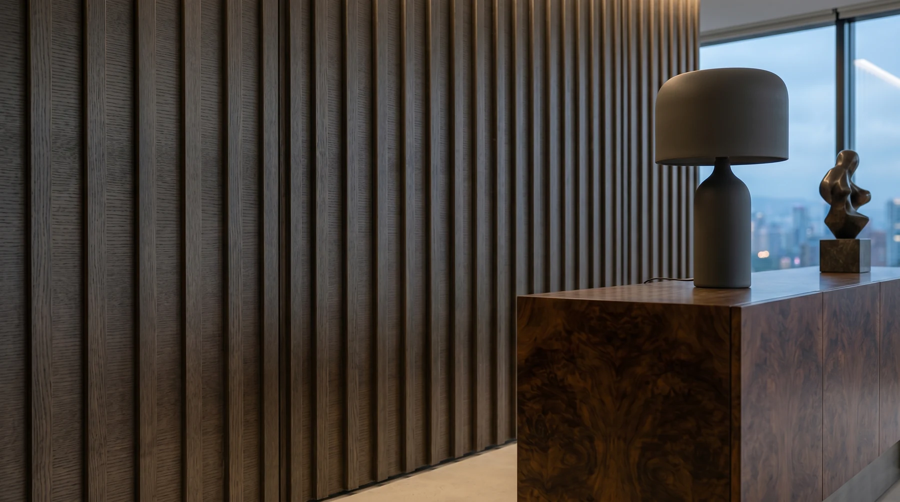 Boiserie de madera natural con bajo relieve geométrico en muro acento de apartamento de lujo en Bogotá · interiorismo César Serrano