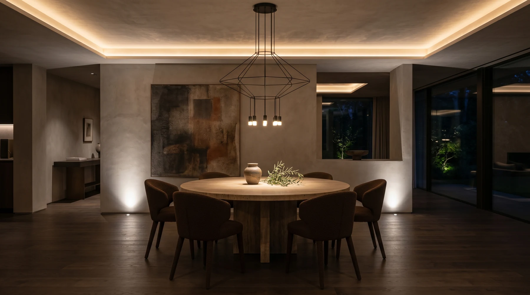 Comedor residencial de lujo con tres capas de iluminación: ambiental, tarea sobre la mesa y acento en arte · interiorismo César Serrano
