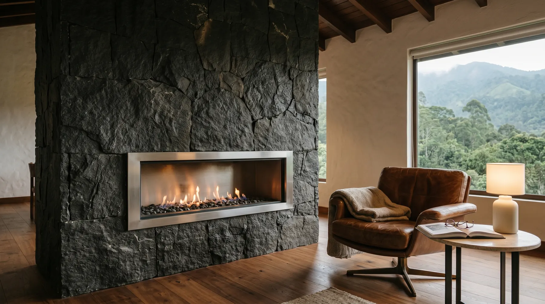 Chimenea contemporánea de piedra natural en cabaña de lujo de Antioquia, centro emocional de la sala · interiorismo César Serrano