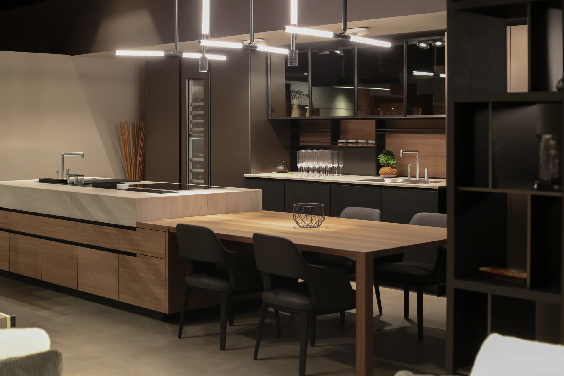 Cocina e isla en madera con mesa de comedor integrada y cava de vinos · showroom Poliform Bogotá en Productos Arquitectónicos
