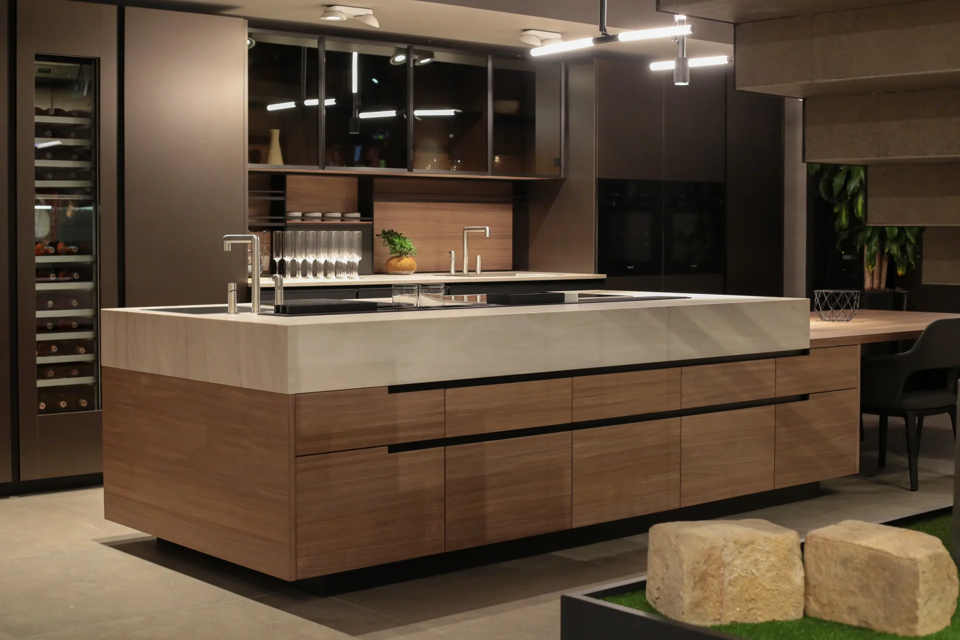 Isla de cocina Poliform en madera con cava de vinos integrada · showroom Productos Arquitectónicos en Bogotá