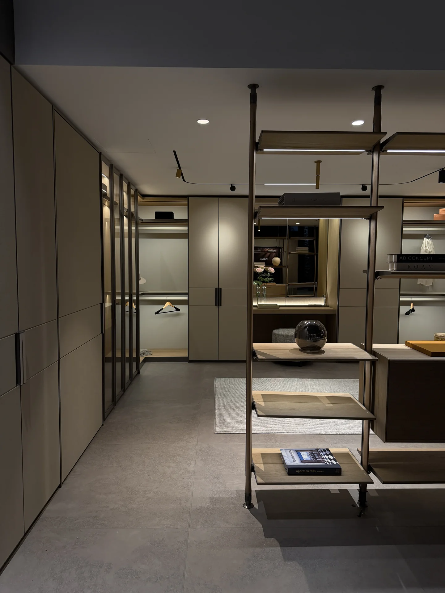 Walking closet Poliform con sistema modular en bronce y madera, con módulos a la medida · showroom Productos Arquitectónicos en Bogotá