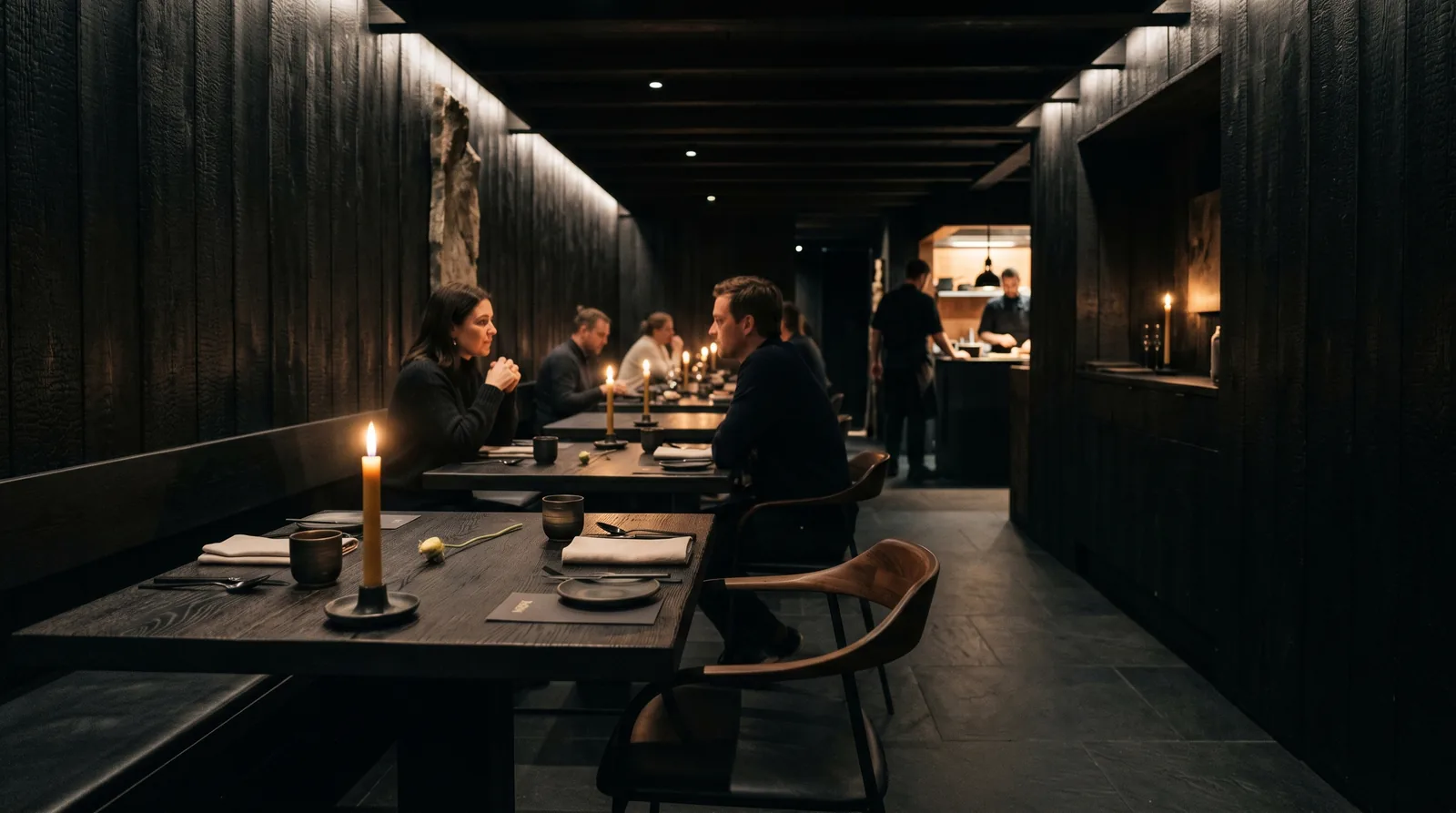 Restaurante íntimo en estilo dark nordic a la luz de las velas · diseño César Serrano