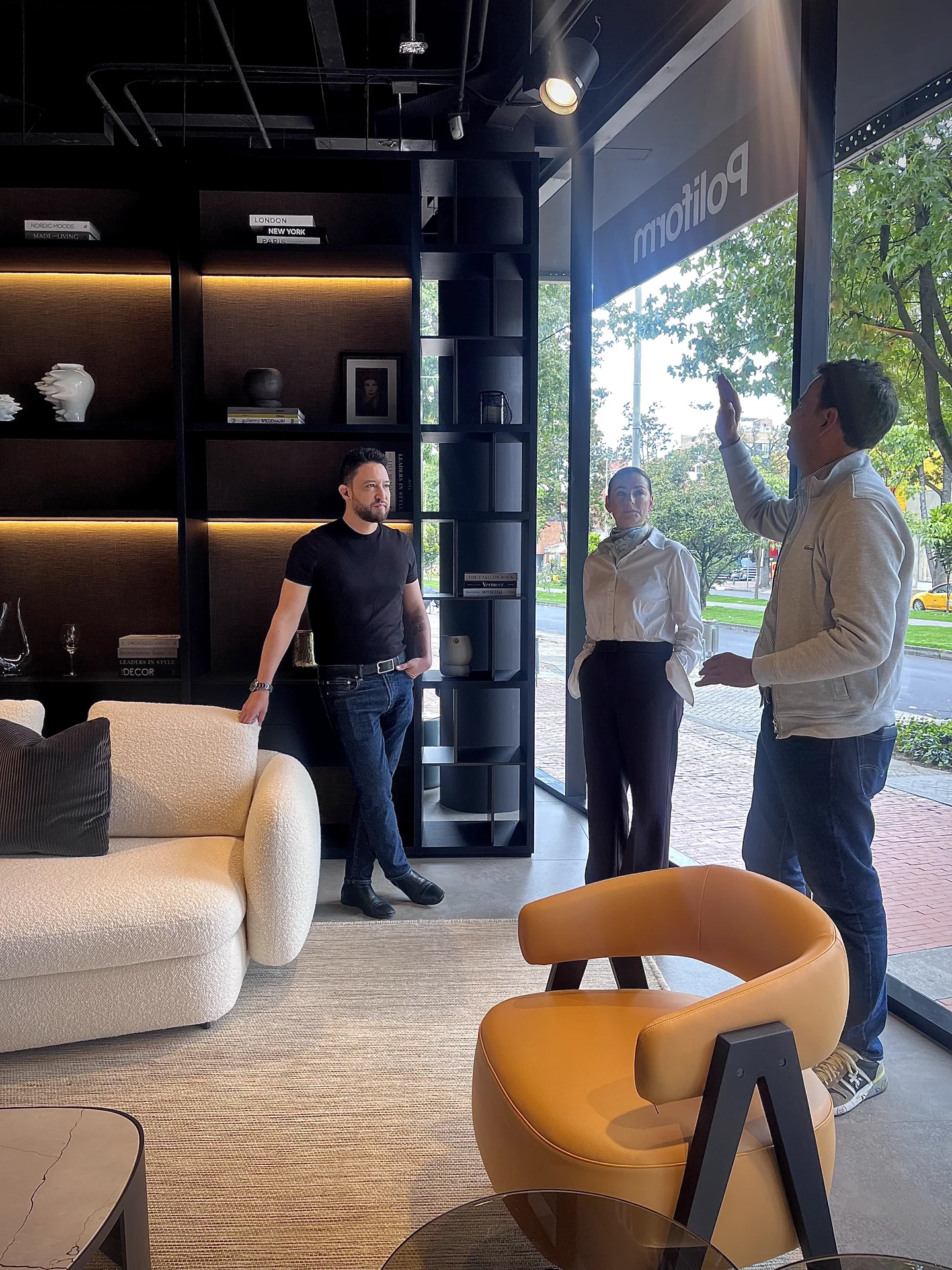 César Serrano con Germán Jiménez y María Paula Izquierdo en el showroom de Poliform en Productos Arquitectónicos, Bogotá
