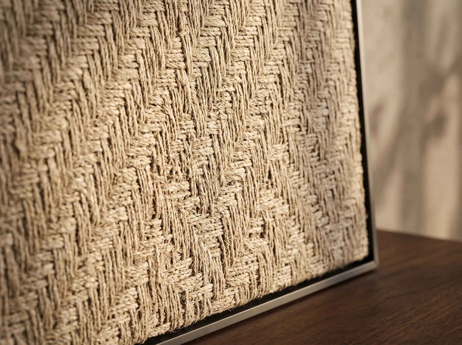 Acabado mate con textura sincronizada que imita un tejido de lino o fique · diseño César Serrano